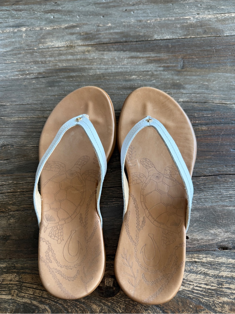Olukai Honu women’s leather flip flop sandal. Bright white/golden sand. New sz 7